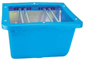 Une mangeoire pour le poulain.